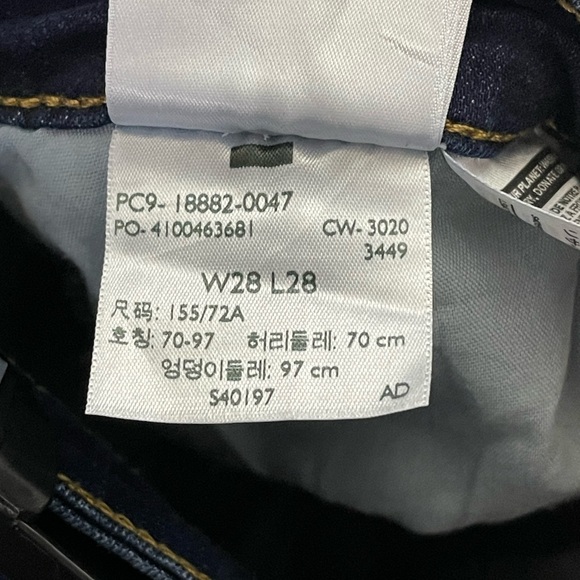 Levi’s Classic Blue Women's Jeans - Picture 14 of 15